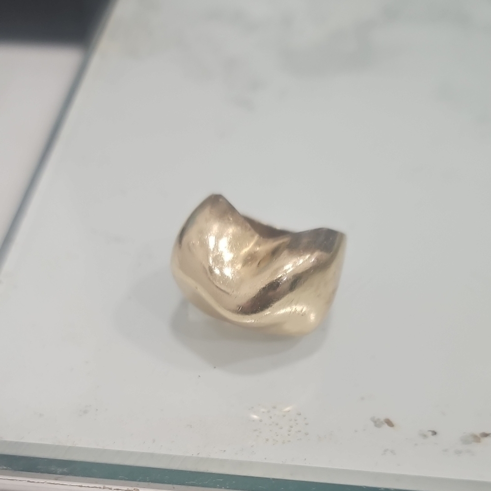 Chic Gold-Tone Sculpted Ring Heavy Fits Very Snug For Size 7 Ring Finger